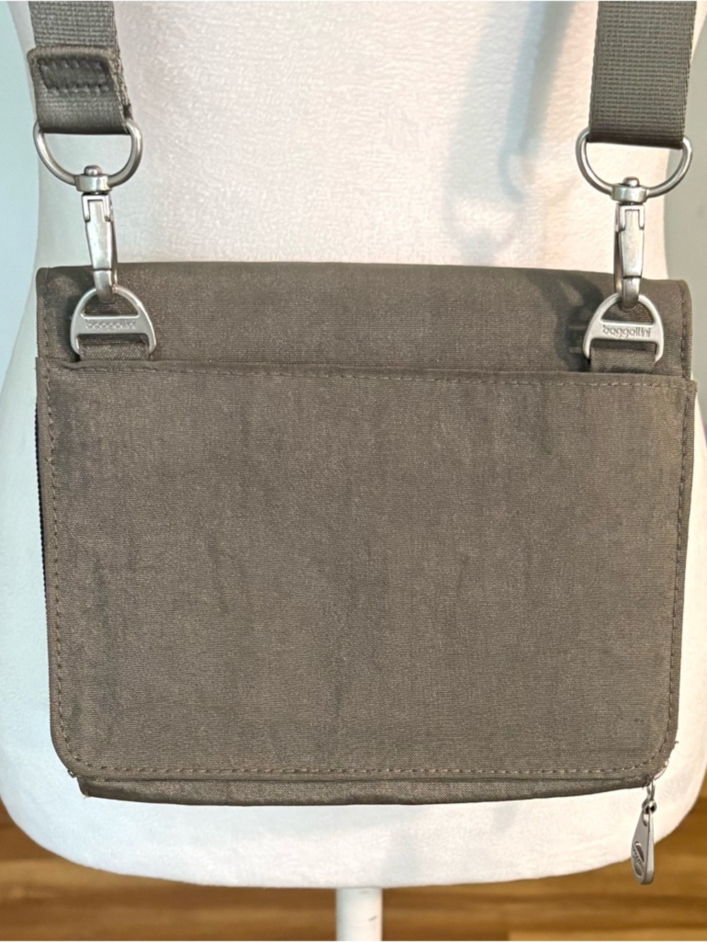 EUC. Baggallini Madrid Crossbody Purse, Gray with Brushed  Silver Hardware - Picture 3 of 8